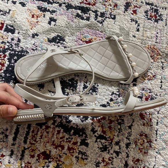 Chanel grey patent leather pearl sandals - Picture 2 of 9